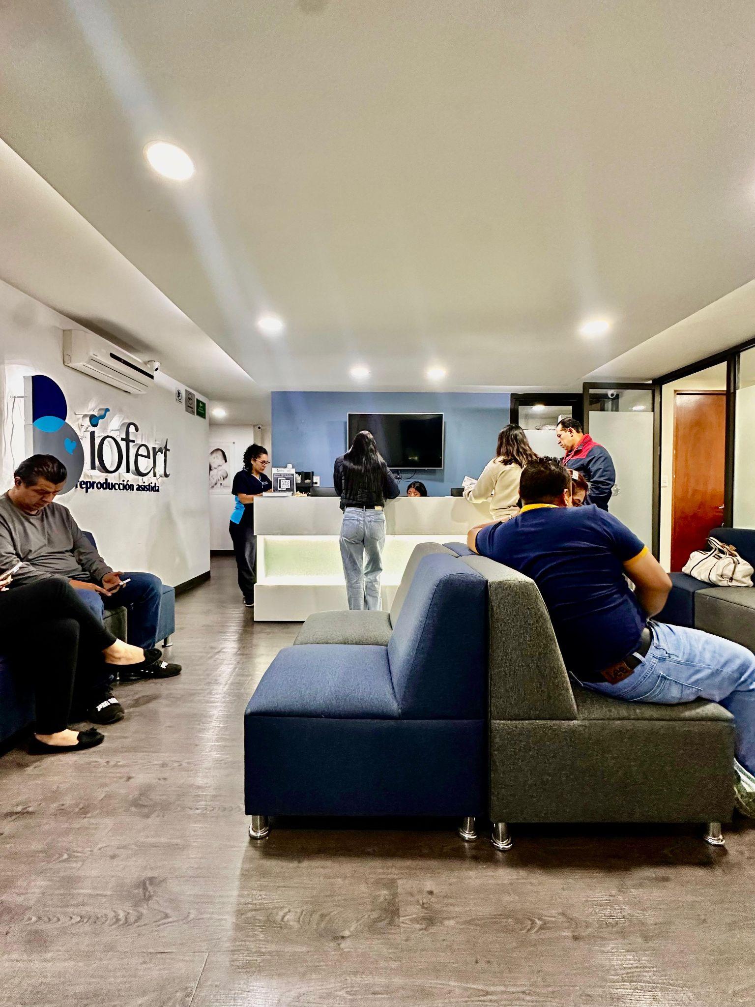 Doctora de Biofert atendiendo pacientes