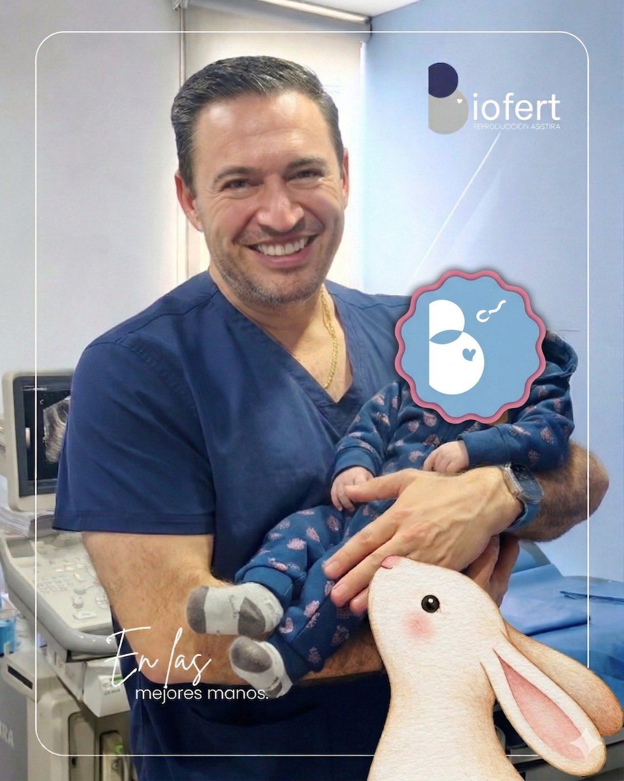 Dr. Oliver Lara Kferman de Biofert con bebe recien nacido